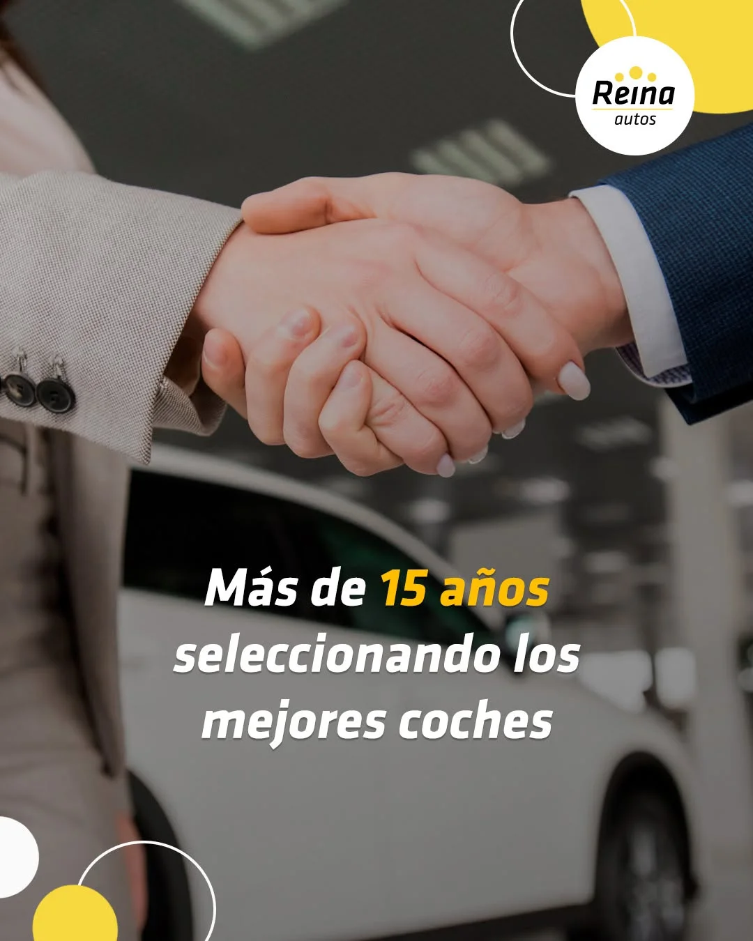 Apretón de manos cerrando la venta de uno de los coches de ocasión Mijas en Autos Reina