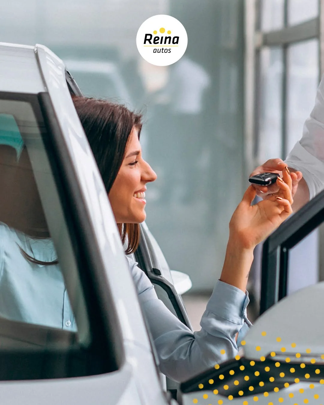 Cliente recibiendo las llaves de uno de los coches de ocasión Mijas tras la entrega