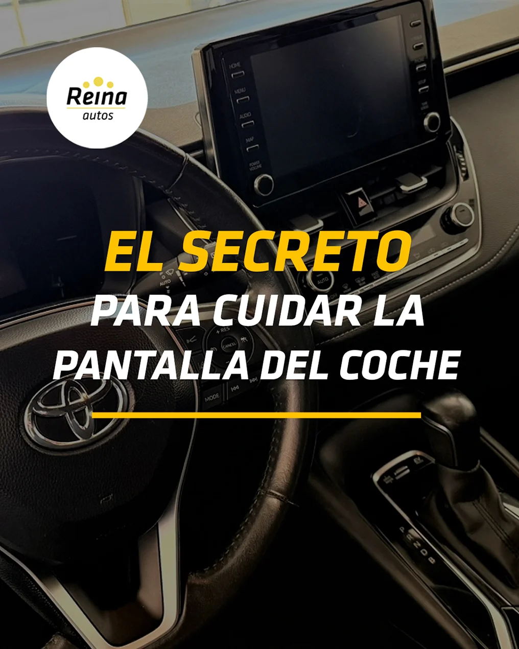 Interior de Toyota Corolla con la pantalla del coche encendida y volante de cuero — Autos Reina, Mijas
