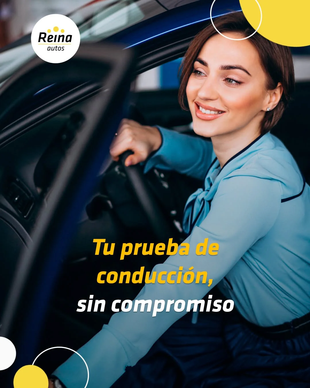 Mujer sonriente al volante durante una prueba de conducción en Autos Reina, Mijas