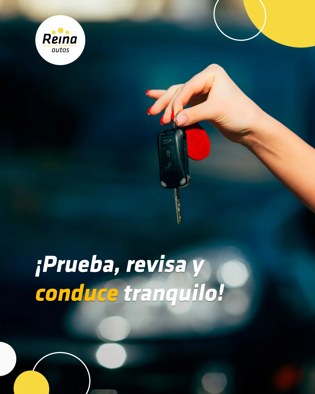 Mano sosteniendo la llave de un coche de ocasión frente a un vehículo en Autos Reina Mijas