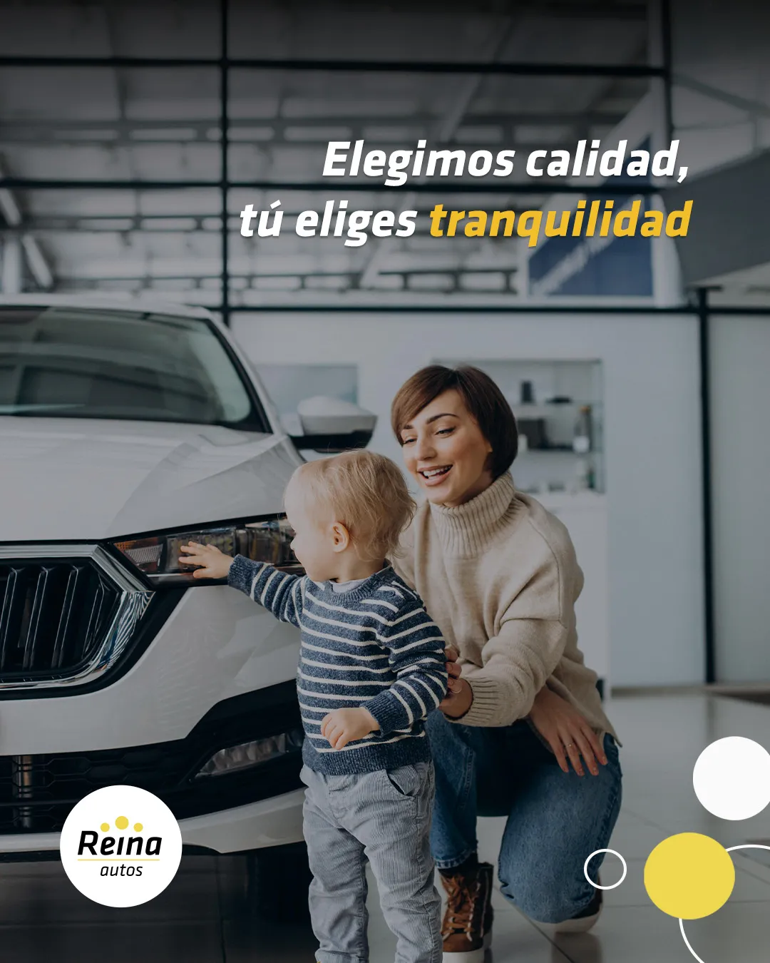 Madre y niño observando un coche blanco en Autos Reina, ejemplo de coches de segunda mano revisados en Málaga