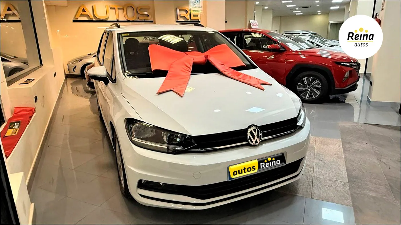 Volkswagen Touran blanco listo para financiar un coche en el concesionario Autos Reina de Mijas