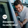 Comprador sonriendo junto a un coche familiar de ocasión en Autos Reina, Mijas