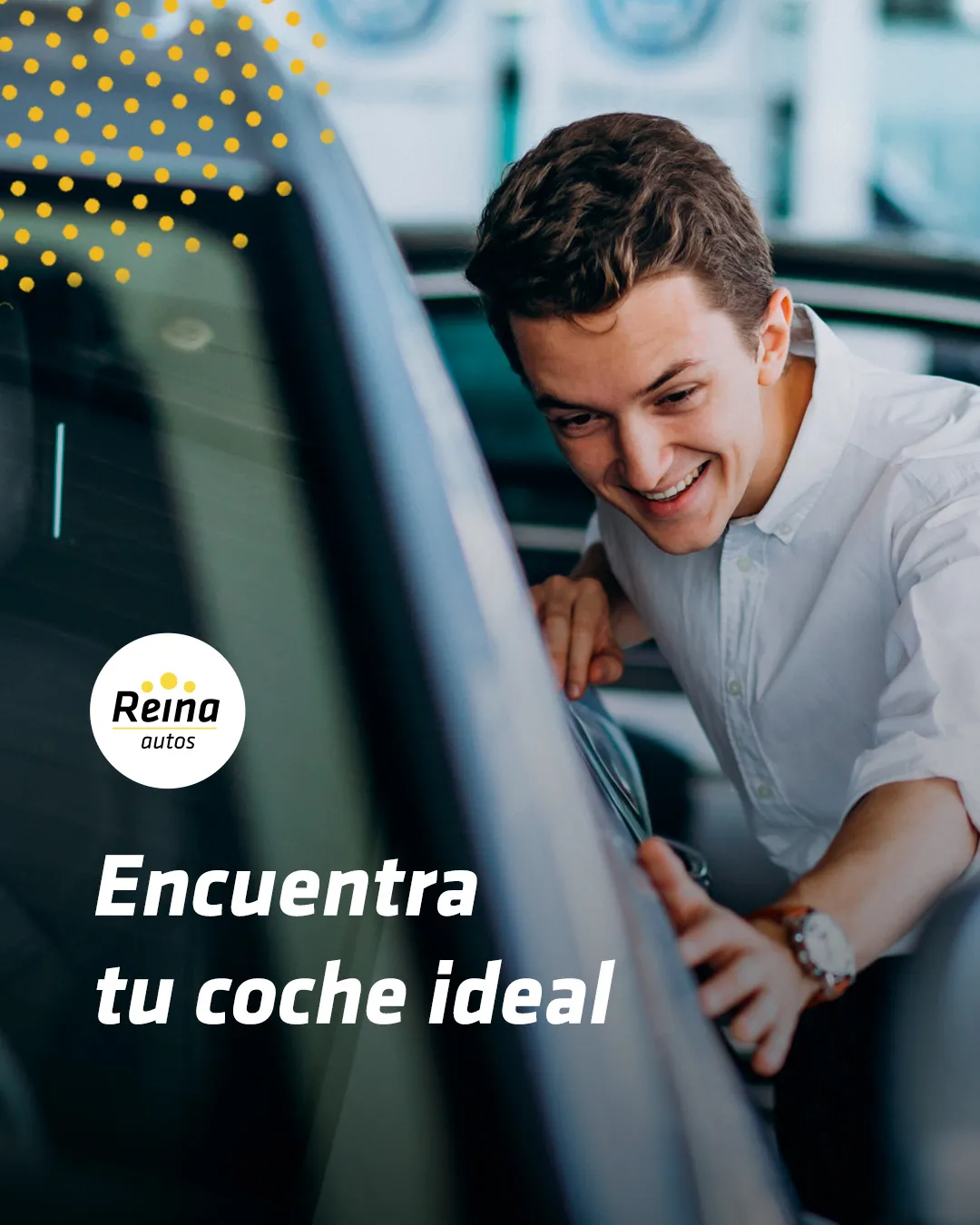 Comprador sonriendo junto a un coche familiar de ocasión en Autos Reina, Mijas