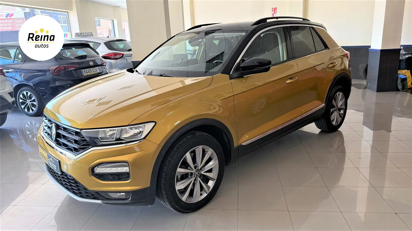 Volkswagen T-Roc dorado, coche familiar de ocasión tipo SUV, en la exposición de Mijas Costa