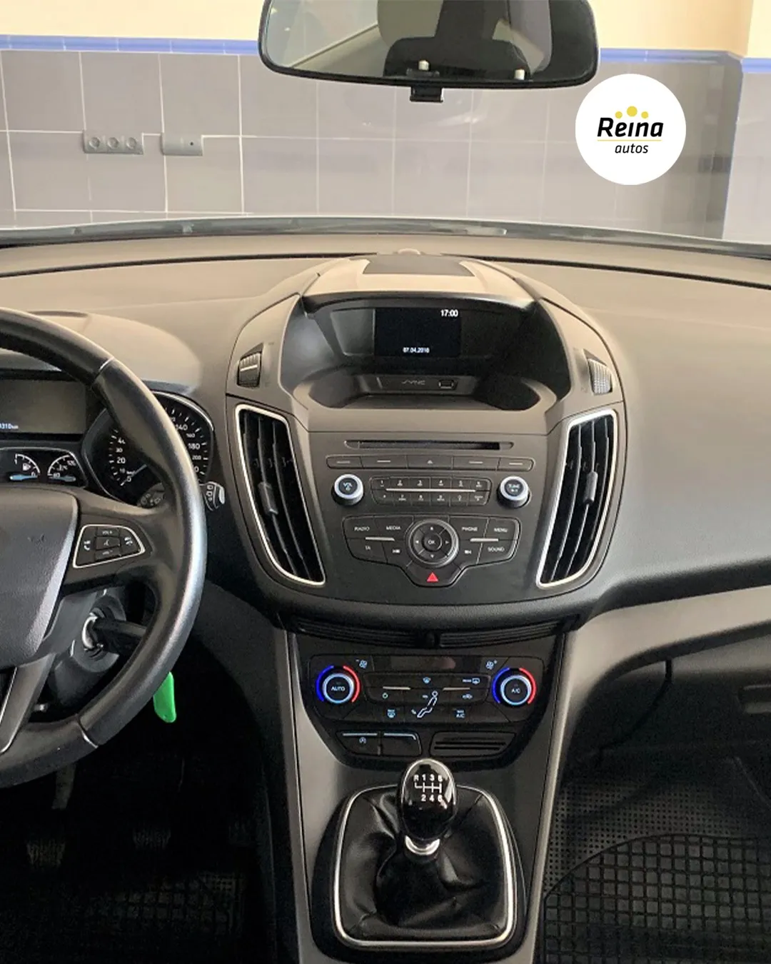 Salpicadero del Ford C-MAX con climatizador bizona, pantalla SYNC y cambio manual de 6 velocidades