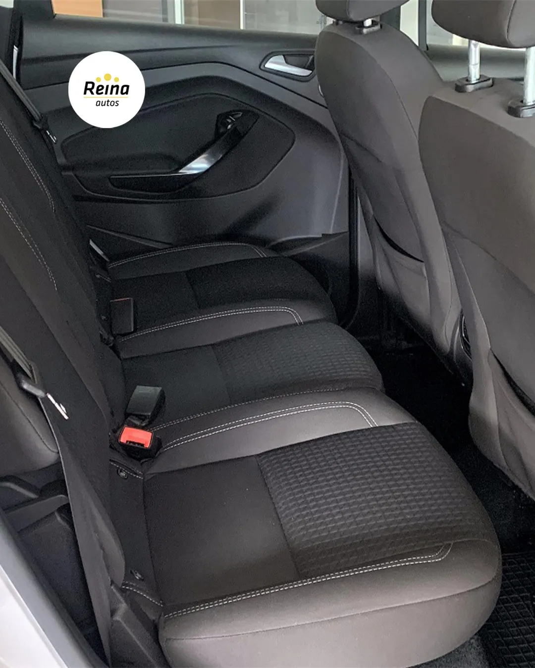 Banqueta trasera del Ford C-MAX de ocasión con tres cinturones y tapicería oscura