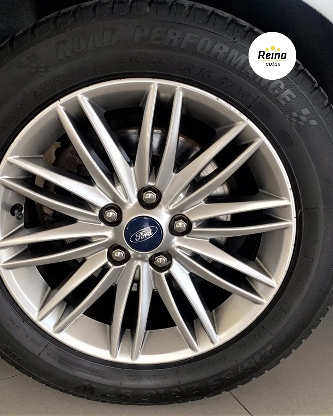 Llanta de aleación de 16 pulgadas con logo Ford y neumático 215/55