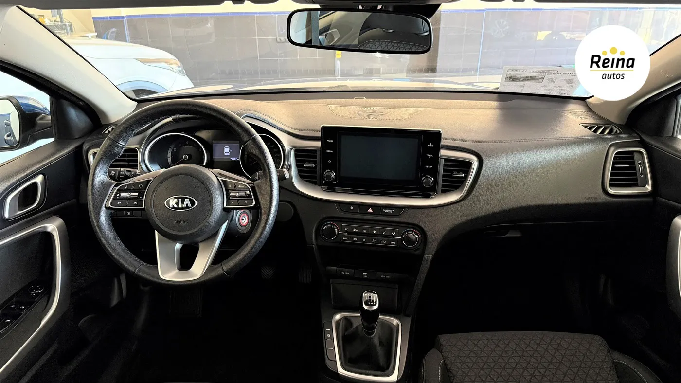 Salpicadero del Kia XCeed con pantalla central, volante multifunción, climatizador y cambio manual