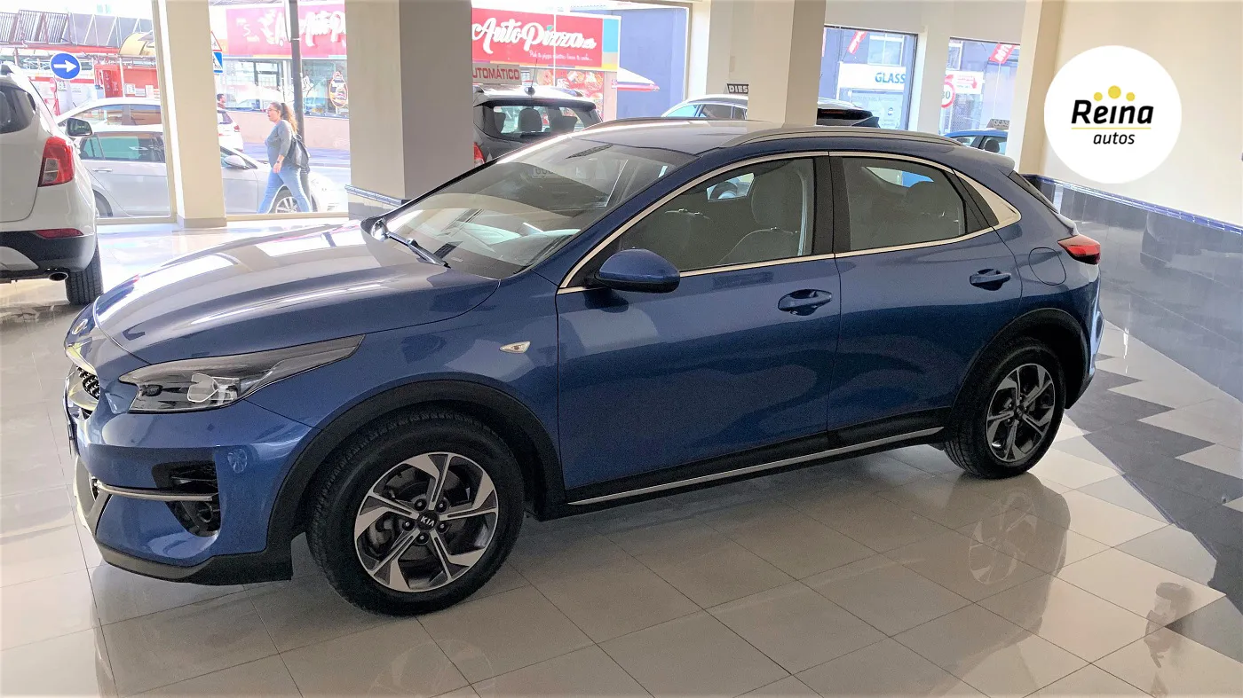 Perfil lateral del Kia XCeed azul con llantas de aleación bicolor