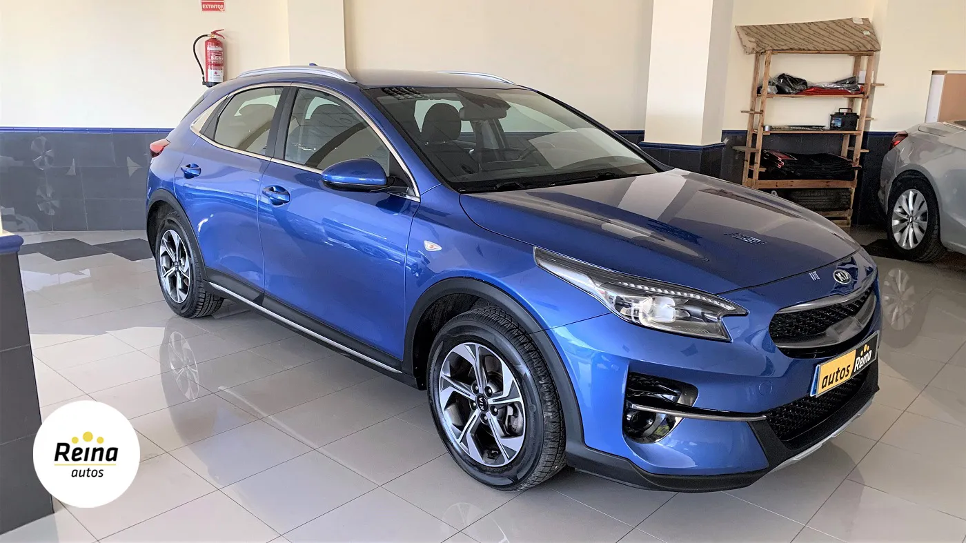 Kia XCeed azul visto en tres cuartos delanteros en la exposición de Autos Reina en Mijas