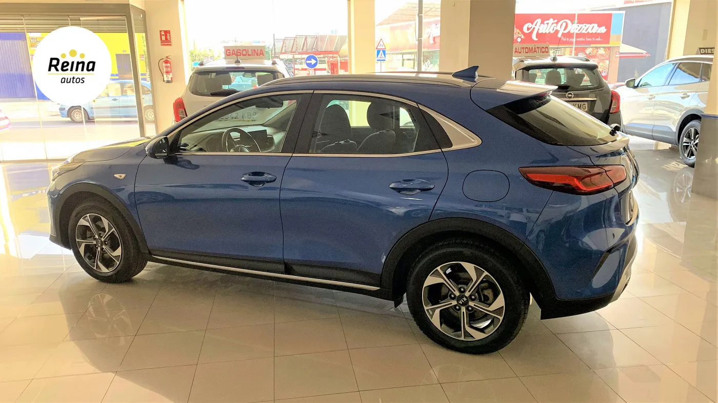 Kia XCeed de ocasión azul de perfil en la exposición de Autos Reina