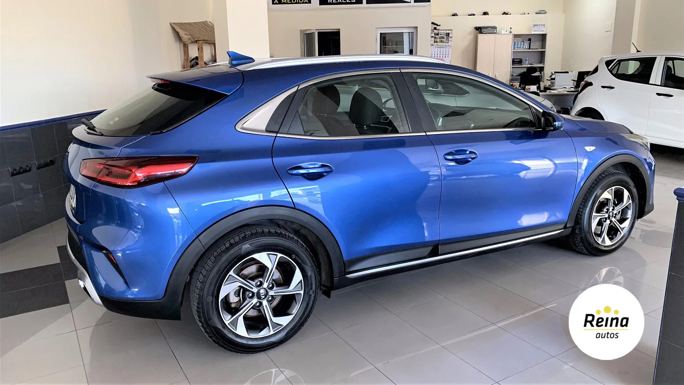Vista trasera lateral del Kia XCeed azul con pilotos LED y puertas traseras