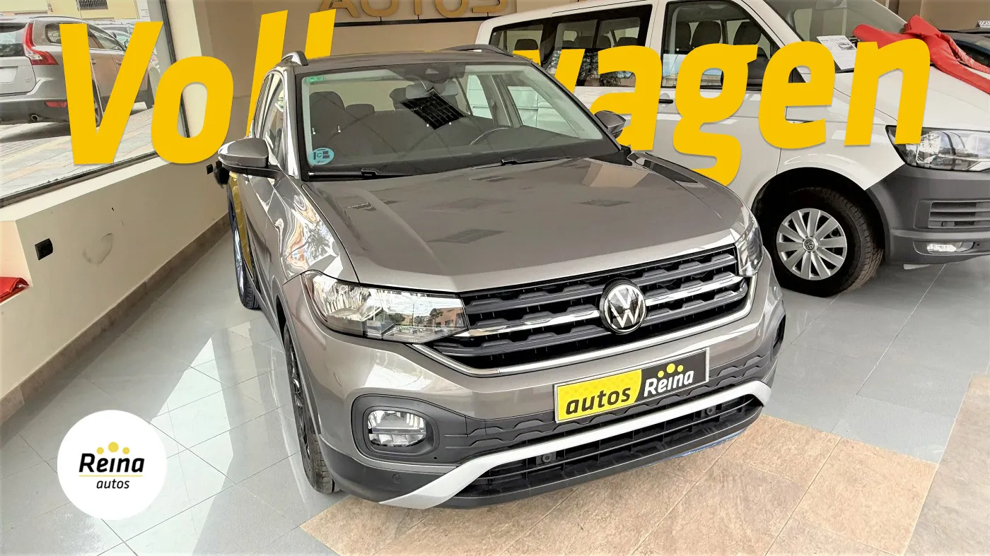 Volkswagen T-Cross de ocasión gris visto de frente en la exposición de Autos Reina en Mijas