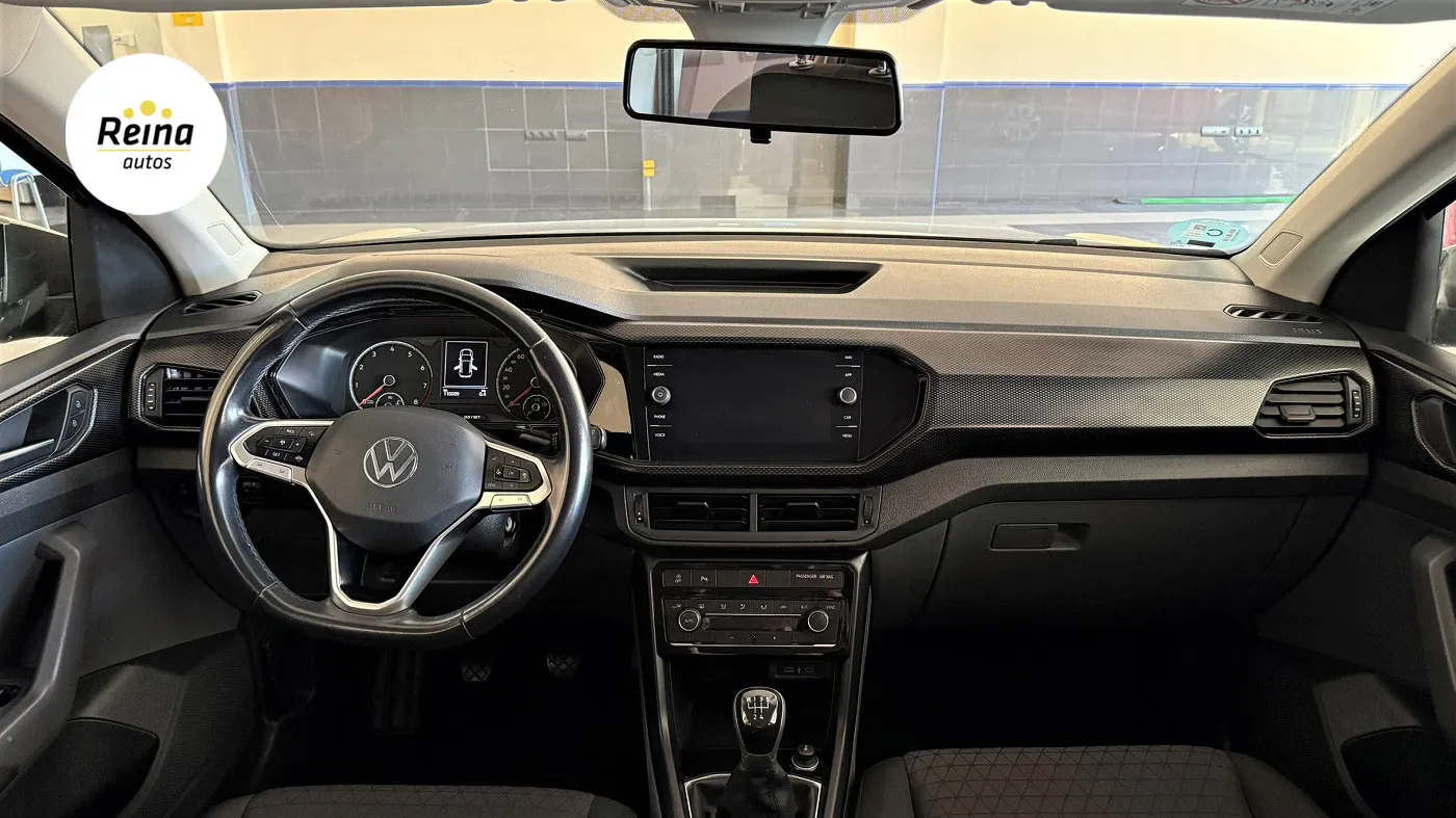 Salpicadero del Volkswagen T-Cross con pantalla central, volante multifunción y cambio manual