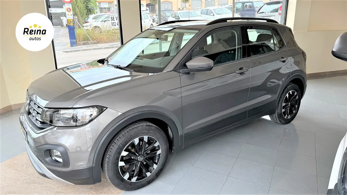 SUV Volkswagen T-Cross gris en la exposición de Autos Reina en Mijas